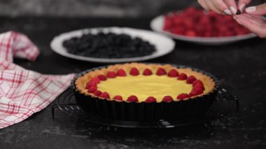 Böğürtlenli kremalı tart yapan kadın. Çilekli tart..