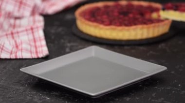 Kremalı ve jöleli çilekli tart..