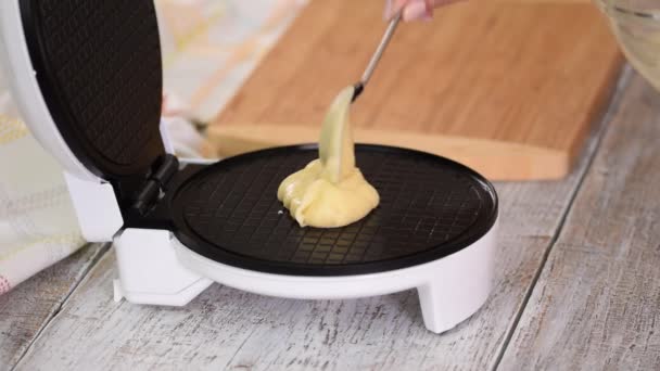 Fazendo waffles quentes frescos no fabricante de waffle para a comida. Preparação de bolachas (wafers) de massa fresca. — Vídeo de Stock