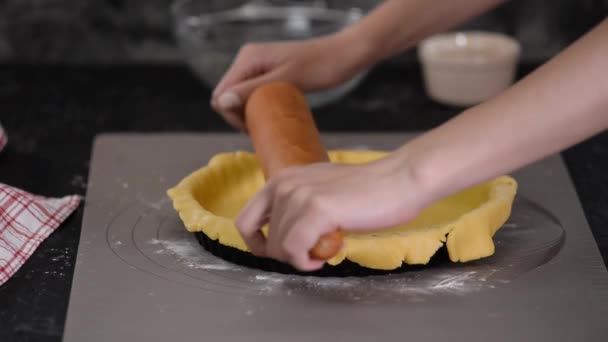 Mulher fazendo torta francesa na cozinha . — Vídeo de Stock