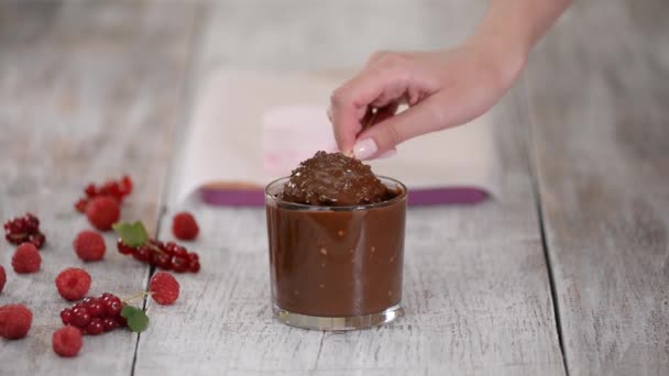 Eingetauchtes Eis in Schokoladenglasur mit Nüssen. Eis in Schokoglasur. — Stockvideo