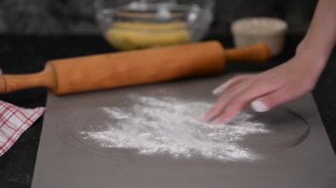 Turta için ekmek hamuru hazırlıyorum..