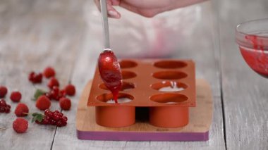 Böğürtlenli ev yapımı dondurma yapma süreci.