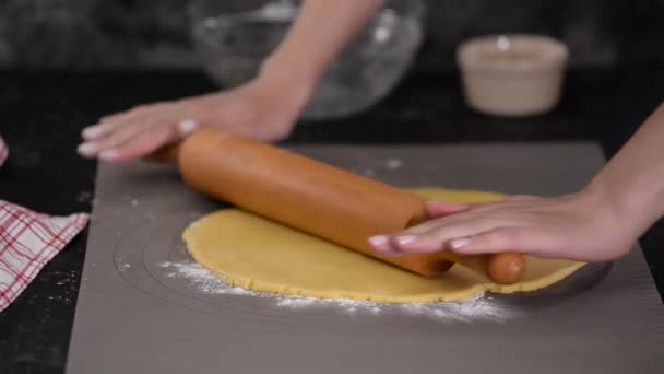Brooddeeg uitrollen voor taart. — Stockvideo