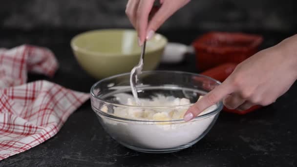 Chef mixt Butter, Zucker und Mehl mit den Händen. — Stockvideo