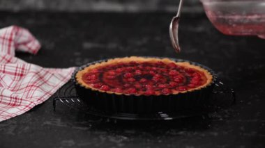 Meyveli ve jöleli kremalı tart yapan kadın. Çilekli tart..