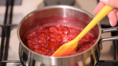 Böğürtlen sosu. Kaynayan Kırmızı Reçel.