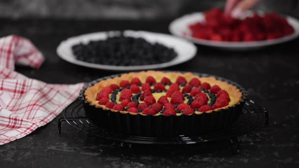 Woman making custard tart with berries. Tart with berries. — Stock Video
