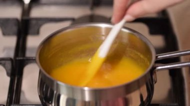 Kaynatılmış mango püresi..