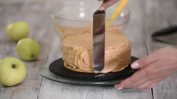 Proces zdobení dortu s karamelovým krémovým krytem. — Stock video