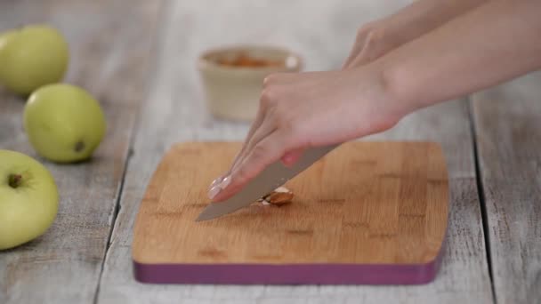 Chef cortando almendras con un cuchillo. — Vídeos de Stock