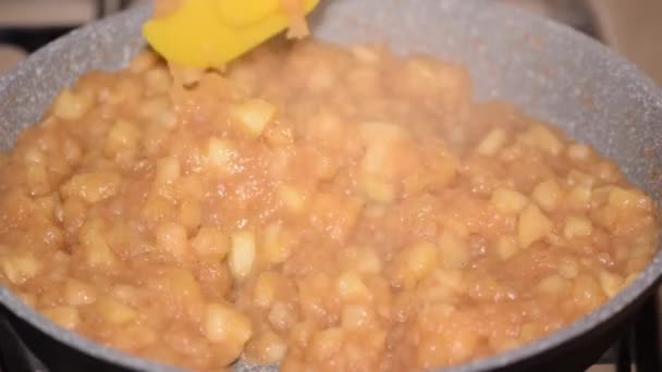 Faire de la confiture en faisant bouillir des pommes. — Video