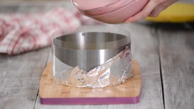 Pişirme şekline böğürtlen kreması dök. Adım adım Fransız kremalı pasta yapma süreci.