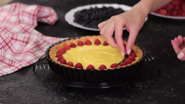 Böğürtlenli kremalı tart yapan kadın. Çilekli tart..