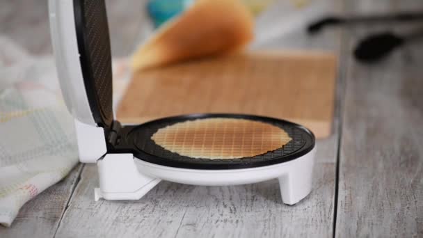 Fare waffle caldi freschi nella waffle maker per il cibo. — Video Stock