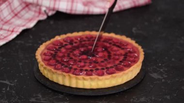 Meyveli tart ve kremalı jöle..