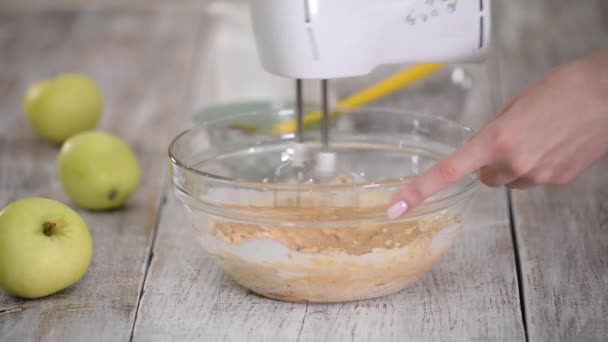 The process of making caramel cream for a cake. Pastry Chef is beating the cream with a blender machine. — Stock Video