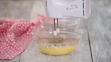 Çikolata hamuru karıştırmak veya kek, kurabiye, pasta yapmak için hamuru karıştırmak. Cam kaseye un ekliyorum..