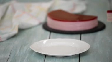 Bir parça reçelli ahududu kremalı kek..