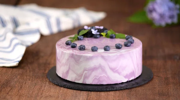 Bolo de mousse delicioso com bagas de verão e esmalte espelho. — Fotografia de Stock