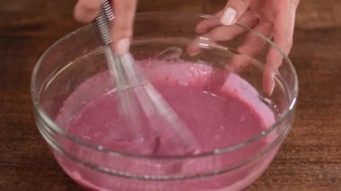 Pasta şefi pasta için böğürtlen kreması hazırlıyor..