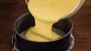 Pasta Vurucusunu Karıştırma Kâsesinden Döküyorum.