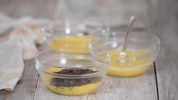 Femeie cofetar prepara crema pentru tort mousse ciocolata . — Videoclip de stoc