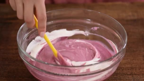 Chef de pastelaria misturando uma mousse de baga para bolo. — Vídeo de Stock