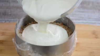 Pişirme şekline beyaz krema dökülüyor. Adım adım Fransız pastası yapma süreci
