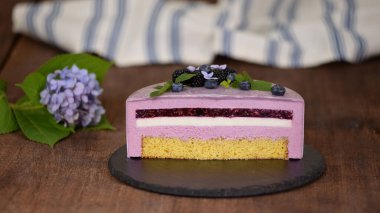 Yaz meyveleri ve ayna jöleli lezzetli kremalı pasta..