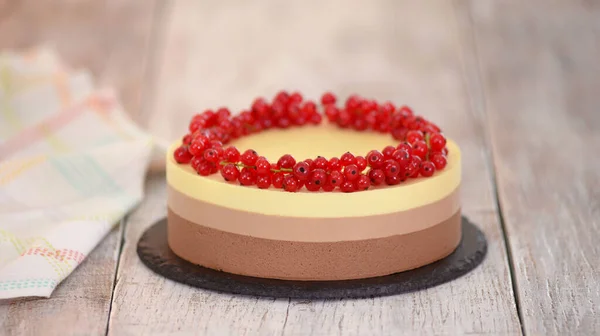 Frenk üzümlü üç kat çikolatalı kremalı pasta..