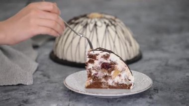 Çikolata ve fındıklı ananaslı ve ekşi kremalı Pancho pastası..