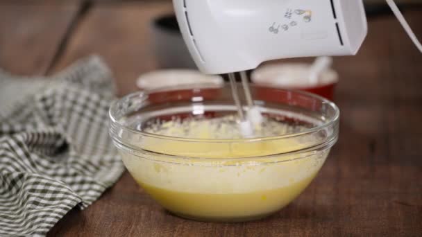 Eier mit dem Mixer in Glasschüssel schlagen. — Stockvideo