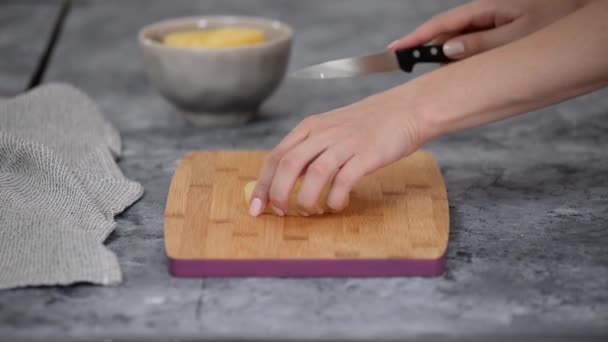 Tangan wanita memotong nanas pada potongan-potongan kecil. — Stok Video
