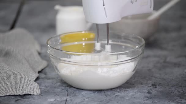 Making whip cream at home for cake. — Stock Video