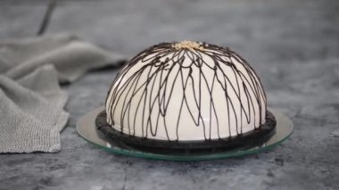 Ananaslı panço kek ve çikolatalı ekşi krema..