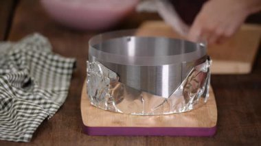 Böğürtlenli kremalı pasta yapma sürecinde adım adım. Fransız Tatlısı Pişirme.