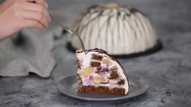 Pièce de gâteau Pancho à l'ananas et crème sure garnie de chocolat et de noix. — Video