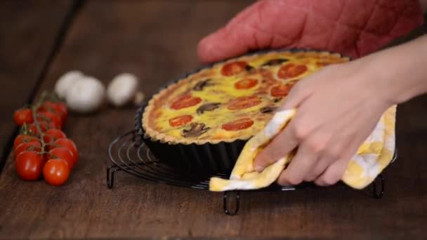 Chicken Quiche Lorraine met champignons, tomaten en kaas. — Stockvideo