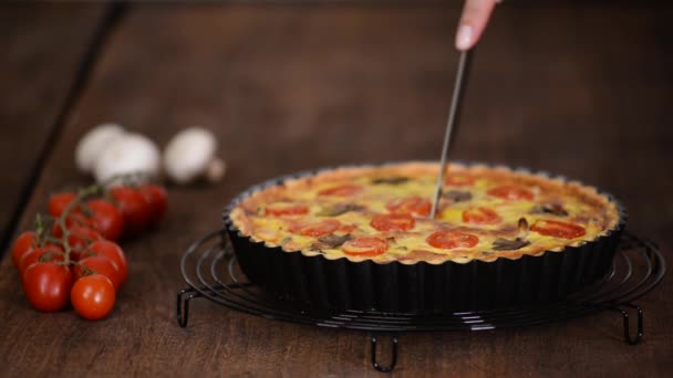 Découpe de quiche lorraine maison avec poulet, champignons et fromage. Cuisine française. — Video