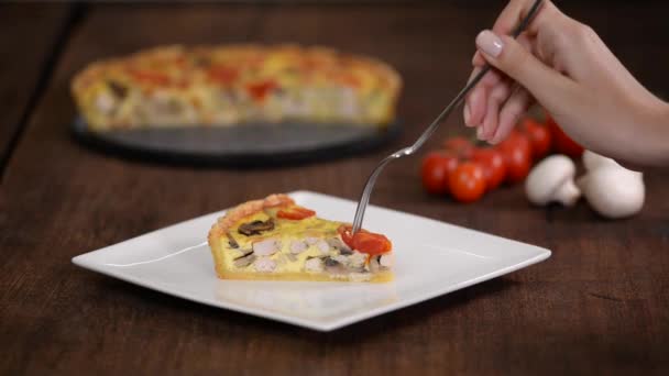 Chicken Quiche Lorraine met champignons, tomaten en kaas. Franse keuken. — Stockvideo