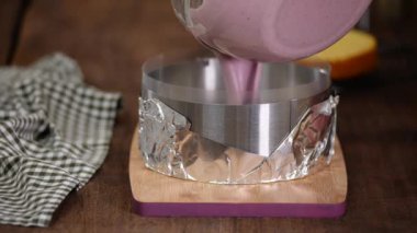 Böğürtlenli kremalı pasta yapma sürecinde adım adım. Fransız Tatlısı Pişirme.