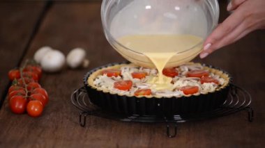 Adım adım kadın tavuk, mantar ve peynirli Quiche Lorraine yapıyor. Fransız mutfağı..