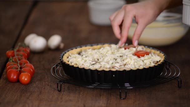 Étape par étape femme faisant Quiche Lorraine avec poulet, champignons et fromage.Cuisine française. — Video