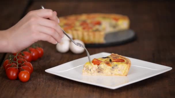 Chicken Quiche Lorraine mit Pilzen, Tomaten und Käse. Französische Küche. — Stockvideo