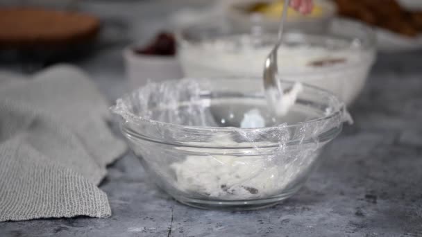 用酱油、樱桃和菠萝制作潘乔蛋糕的一步一步。系列. — 图库视频影像