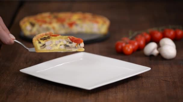 Kana Quiche Lorraine sieniä, tomaatteja ja juustoa. — kuvapankkivideo