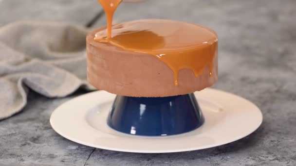 Banketbakker Versieren Chocolade Mousse Cake Met Karamel Spiegel Glazuur — Stockvideo