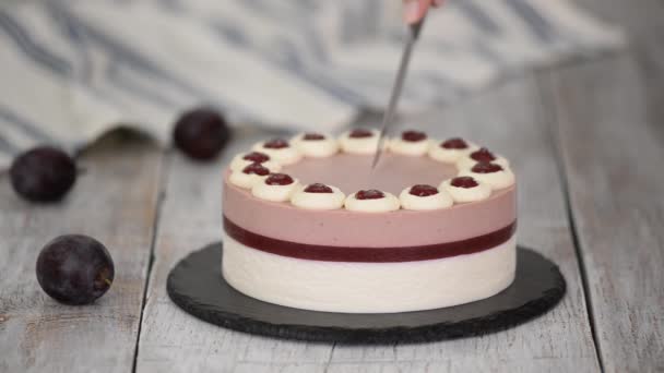 Konditor Dekoriert Leckeren Zwetschgenmoussekuchen Mit Marmelade — Stockvideo