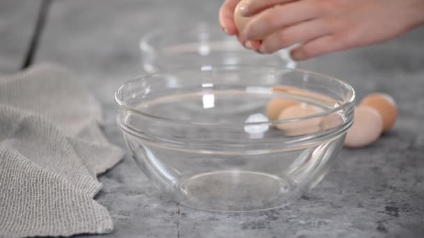 Tangan Koki Memisahkan Putih Telur Dari Kuning Telur Tutup — Stok Video